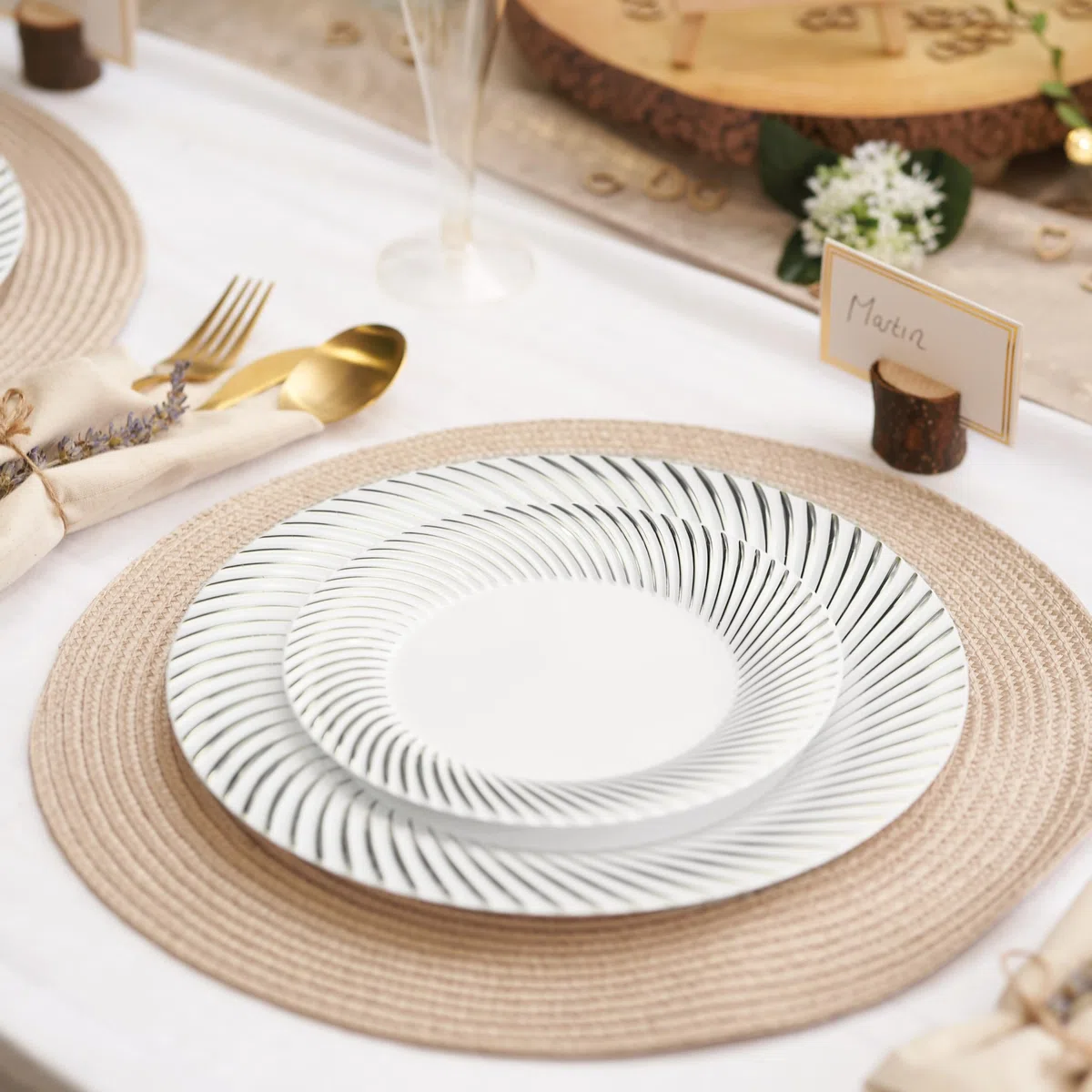MATANA 120 Assiettes en Plastique Réutilisables Blanches Premium avec Bordure Argentée (60 Assiettes Plates, 60 Assiettes à Dessert) - Solide & Incassable pour Mariages, Anniversaires, Fêtes