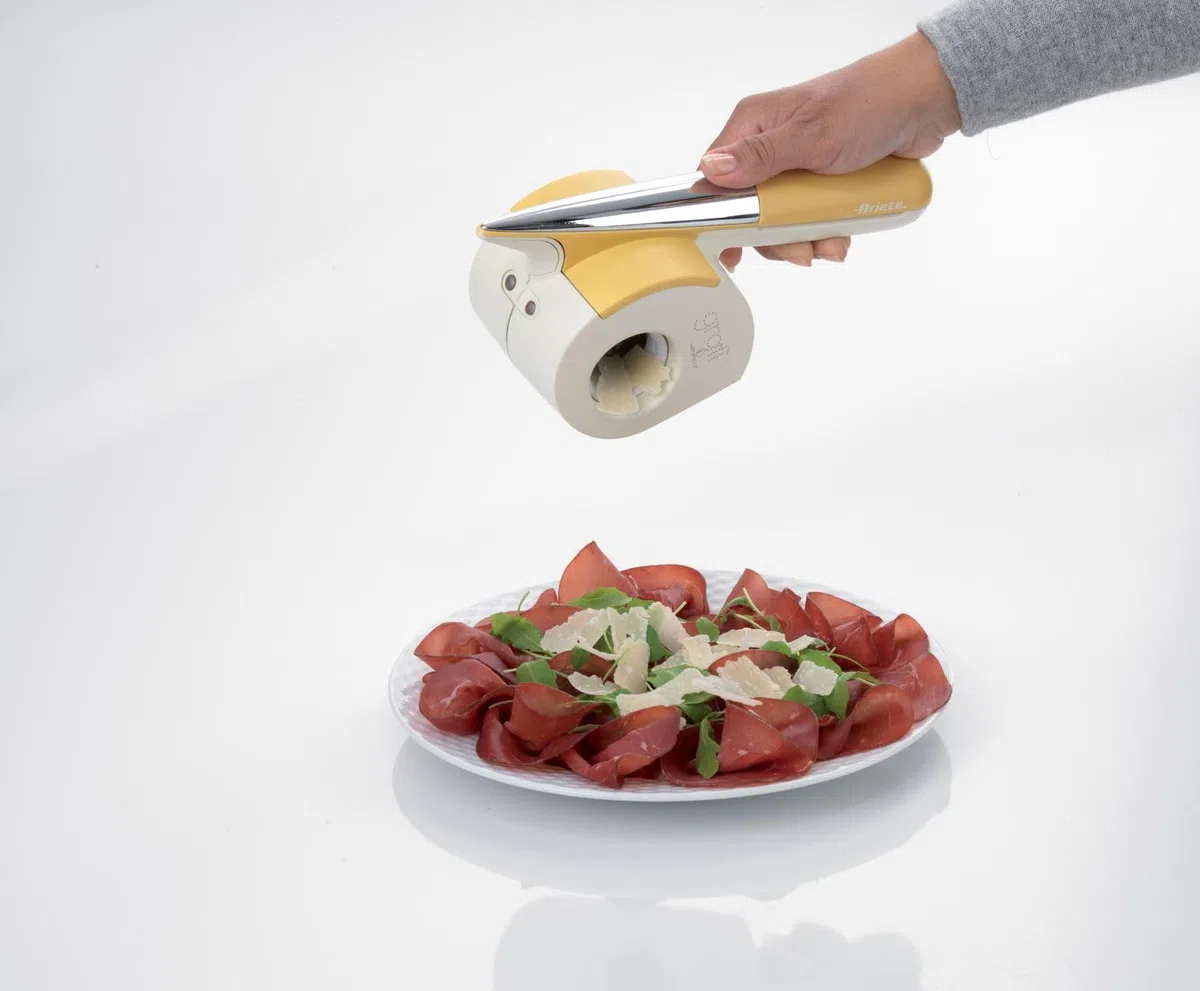 Ariete 457 Gratì Waterproof, Râpe Électrique à Fromage, Chocolat et Fruits Secs, sans fil, lavable à l'eau courante, 2 Rouleaux en Acier Inoxydable, Blanc et Jaune