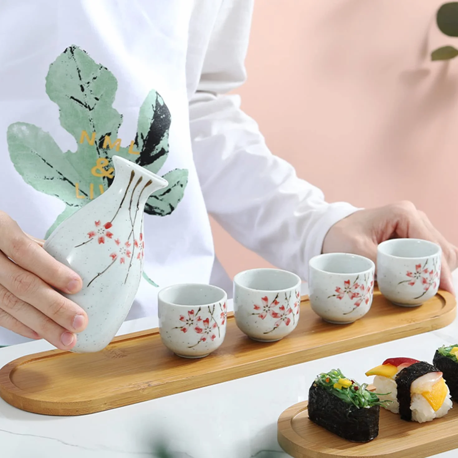 Service à Saké Japonais, 5PCS Bouteille de Saké, 1 Pichet et 4 Tasses, Ensemble pour Famille et Restaurant