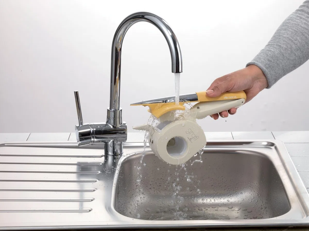 Ariete 457 Gratì Waterproof, Râpe Électrique à Fromage, Chocolat et Fruits Secs, sans fil, lavable à l'eau courante, 2 Rouleaux en Acier Inoxydable, Blanc et Jaune