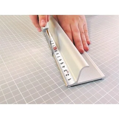 Règle de découpe PRO en alu de 75cm - à protection, antidérapante.