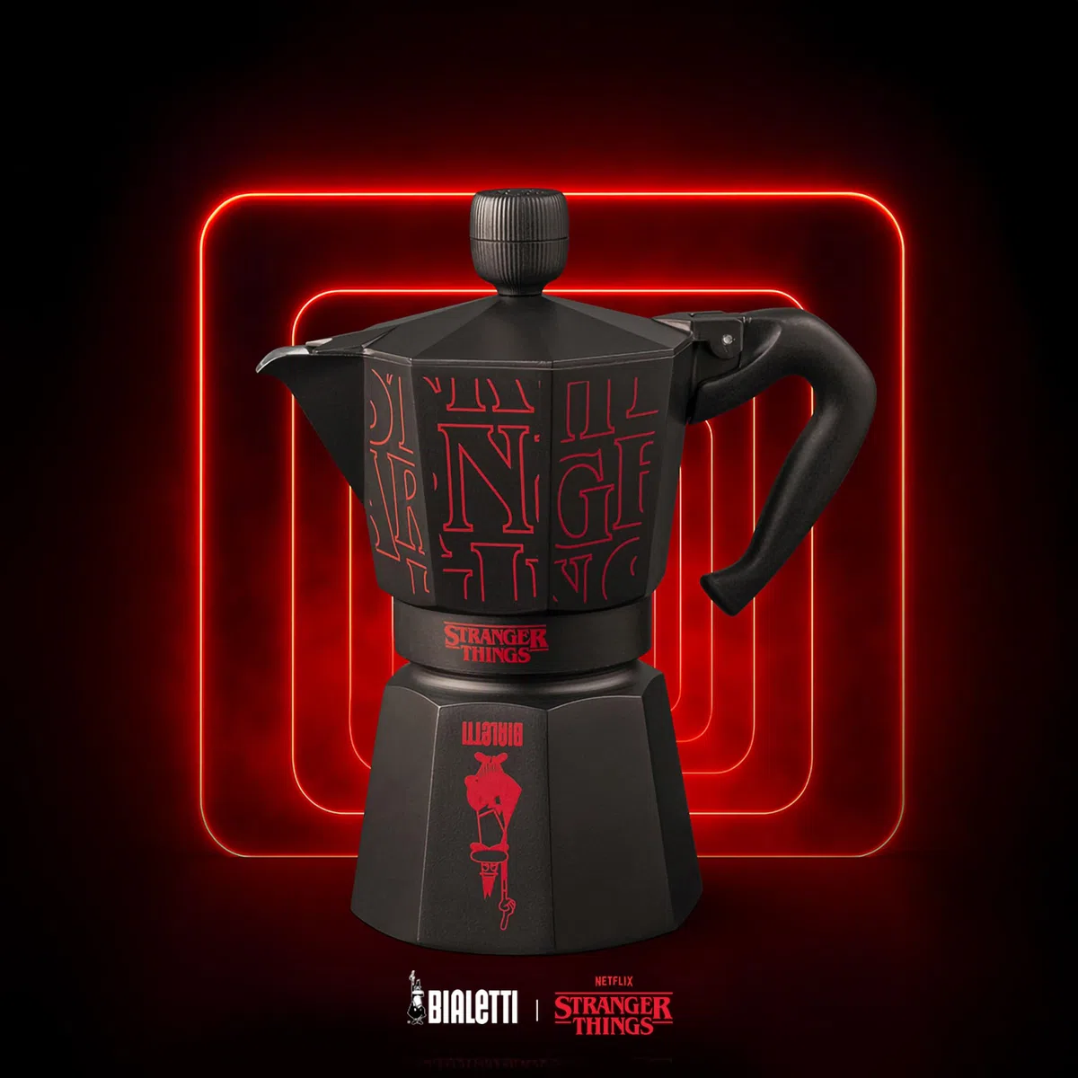 Bialetti Moka Express Stranger Things – Cafetière italienne 6 tasses (270 ml), bouton musical avec recharge USB-C, non compatible induction, noir