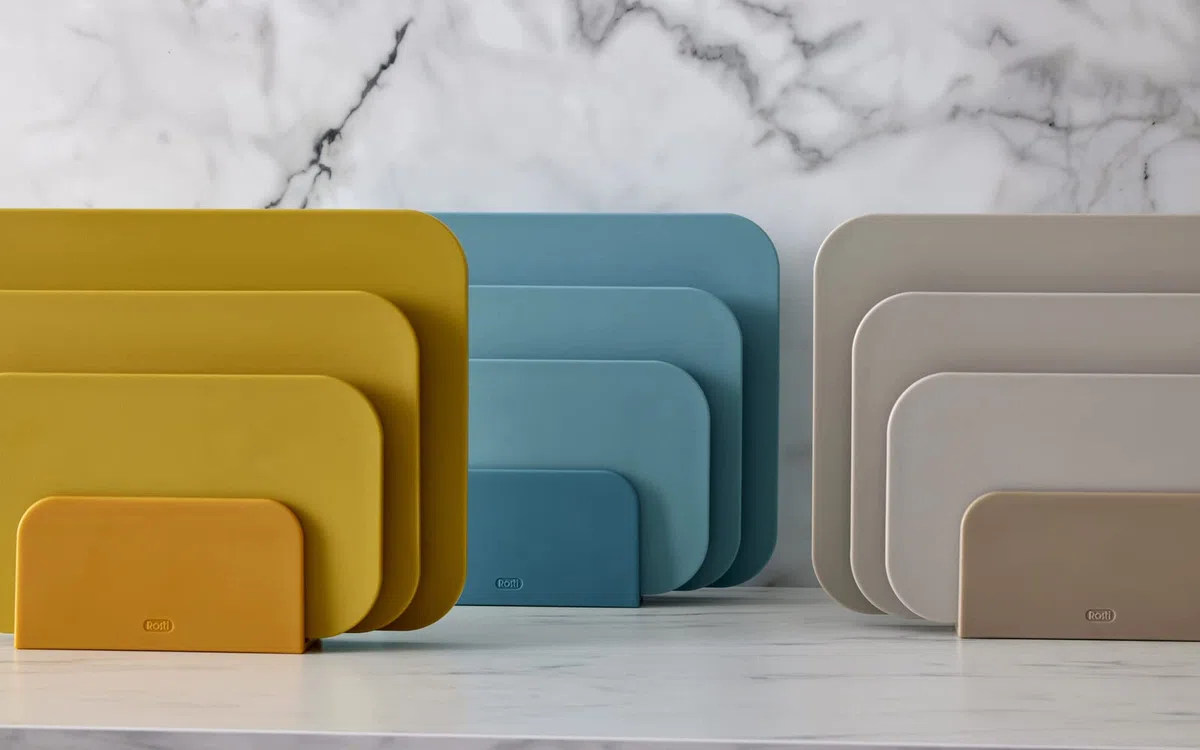 Rosti Chaptima Set de 3 Planches à Découper en Plastique - Lavable au Lave-Vaisselle - avec Support de Rangement, Curry