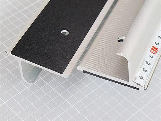 Règle de découpe PRO en alu de 75cm - à protection, antidérapante.