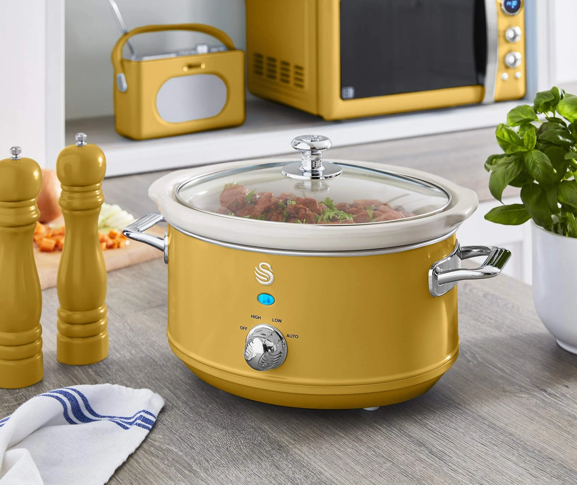Swan Retro SF17021YELN Mijoteuse, Récipient de Cuisson Amovible de 3,5 Litres, Slow Cooker, Céramique Antiadhésive sans PFOA ni PTFE, 3 Niveaux de Température, Design Vintage, Jaune, 200W