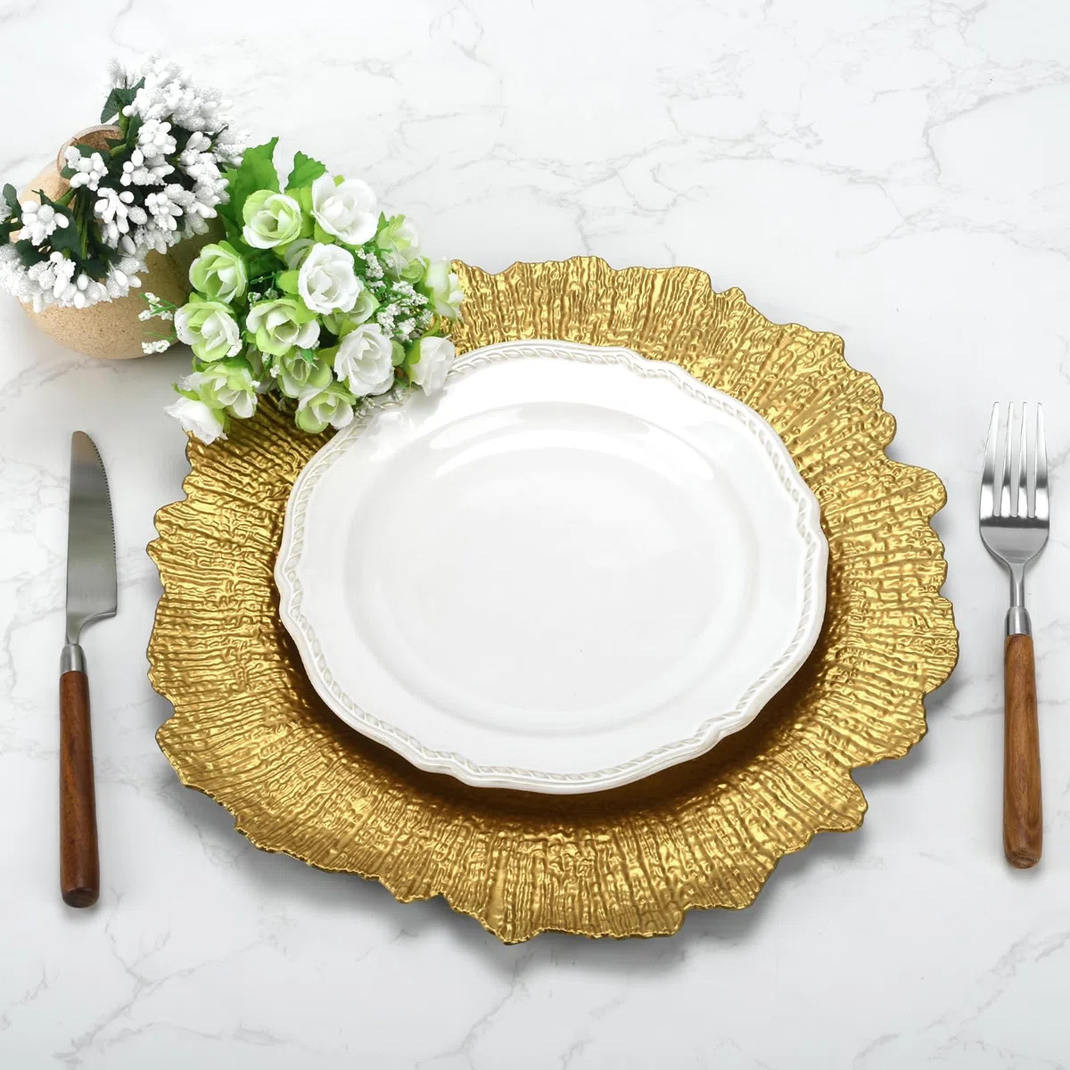 Lot de 12 assiettes de présentation dorées de 33 cm, motif récif rond, en plastique, pour assiettes plates, décoration de mariage, décoration de table (irrégulière)