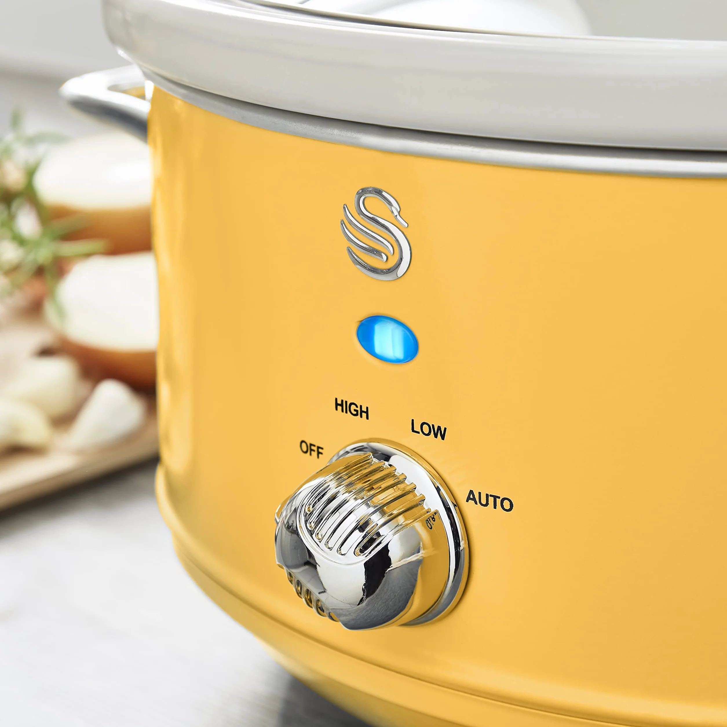 Swan Retro SF17021YELN Mijoteuse, Récipient de Cuisson Amovible de 3,5 Litres, Slow Cooker, Céramique Antiadhésive sans PFOA ni PTFE, 3 Niveaux de Température, Design Vintage, Jaune, 200W