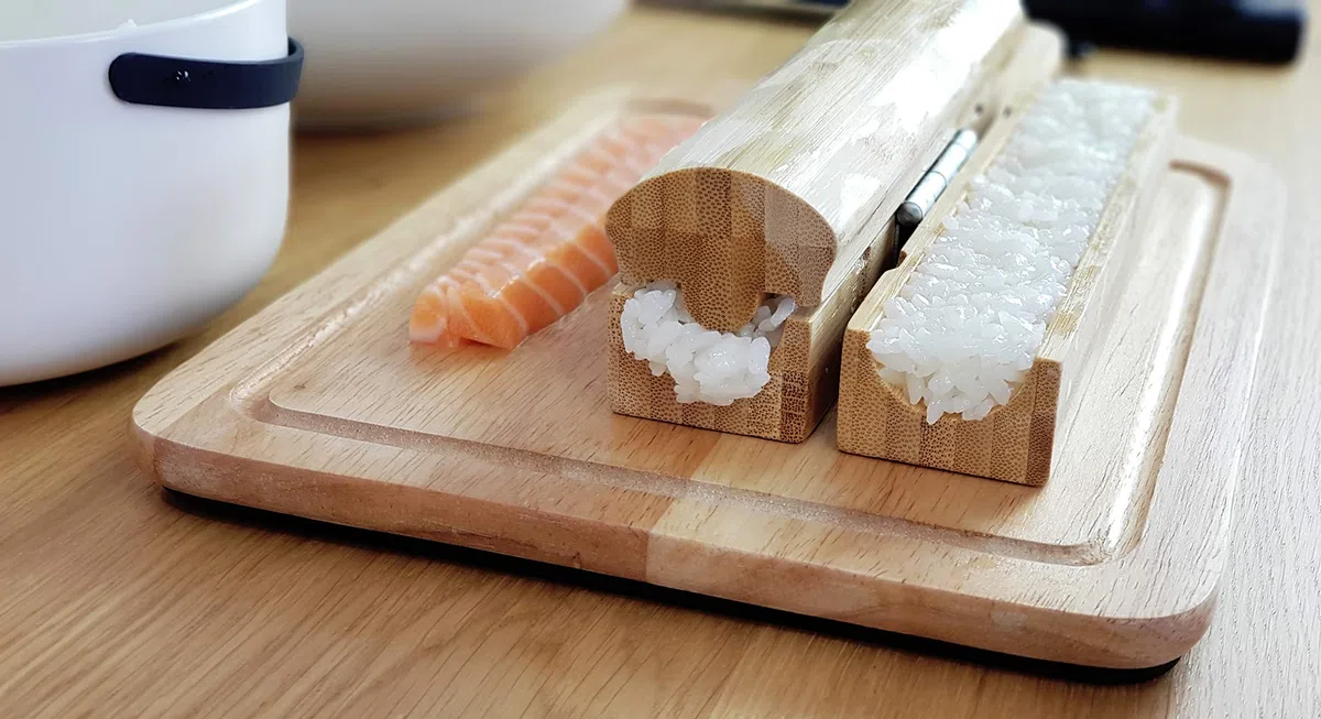 COOKUT - Coffret SOOSHI - Kit pour préparer de Magnifiques makis Sushi Super Facilement avec Appareil en Bambou, Baguettes et Livre de Recettes
