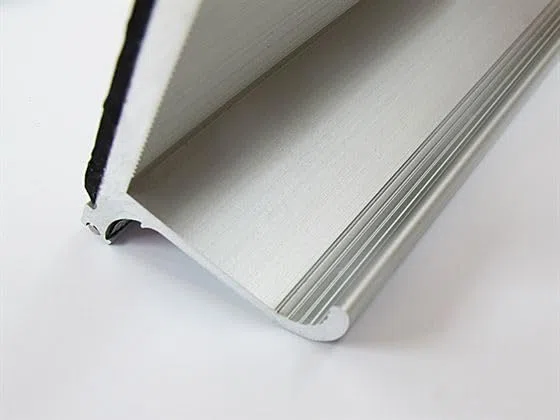 Règle de découpe PRO en alu de 75cm - à protection, antidérapante.