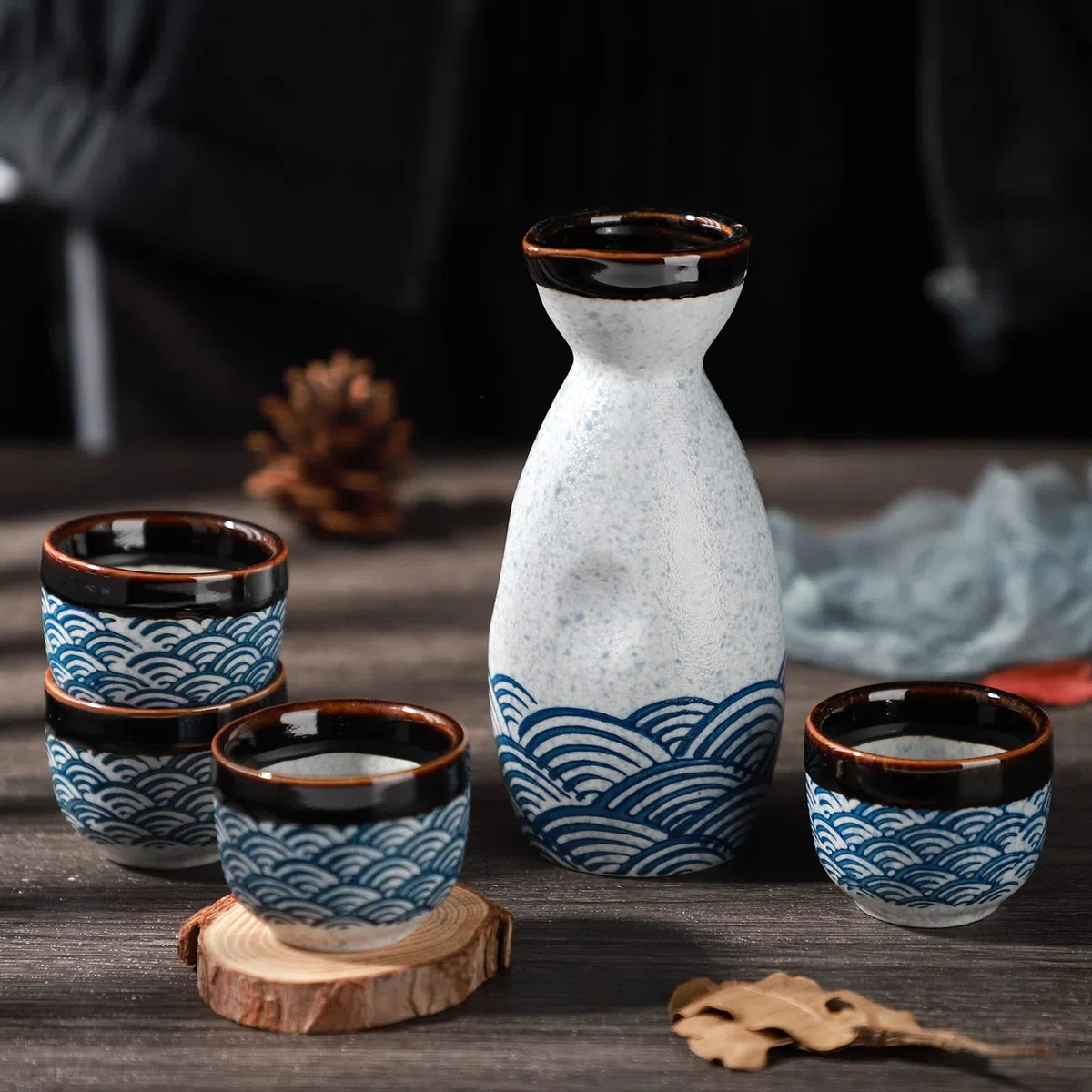 Ensemble de saké liquide japonais avec tasse à saké pot à vin en porcelaine pour chauffe-eau (1 pot à saké 4 tasses à saké)