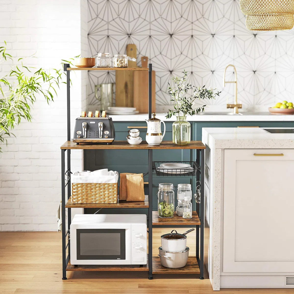VASAGLE Étagère Cuisine, Support pour Four à Micro-ondes, Rangement Cuisine Gain de Place, avec Panier, 6 Crochets, Étagère à Épices, Casseroles, 40 x 90 x 134 cm, Marron Rustique et Noir KKS35X