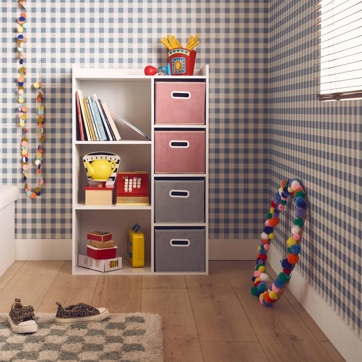 sweeek - Meuble de Rangement pour Enfant avec 7 Compartiments et 2 paniers Roses et 2 paniers Gris en Velours