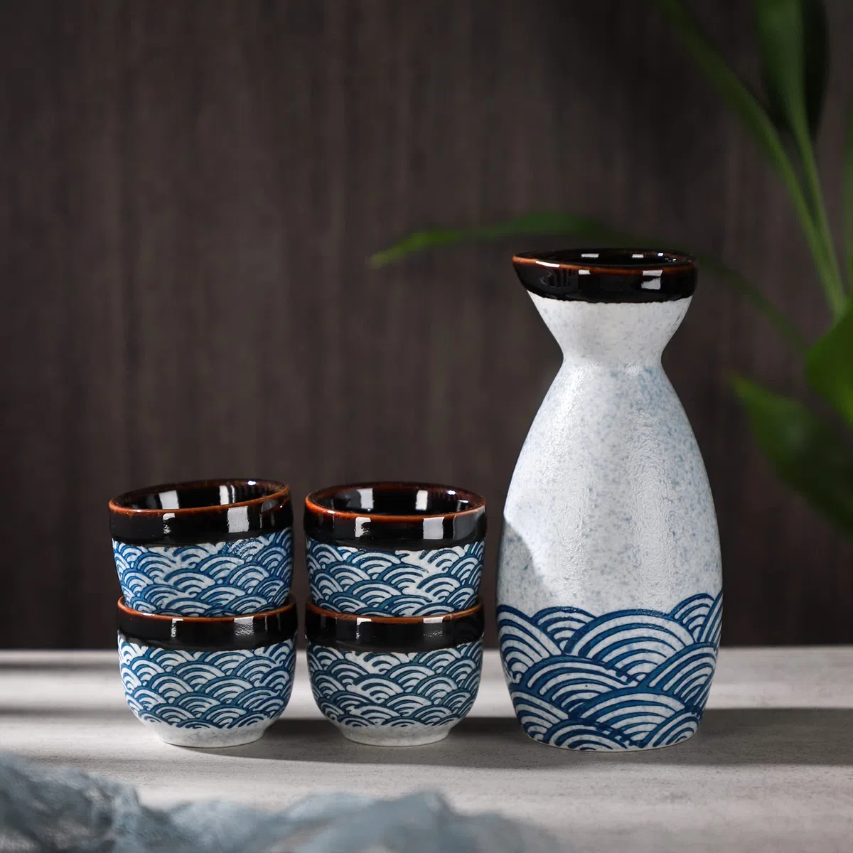 Ensemble de saké liquide japonais avec tasse à saké pot à vin en porcelaine pour chauffe-eau (1 pot à saké 4 tasses à saké)