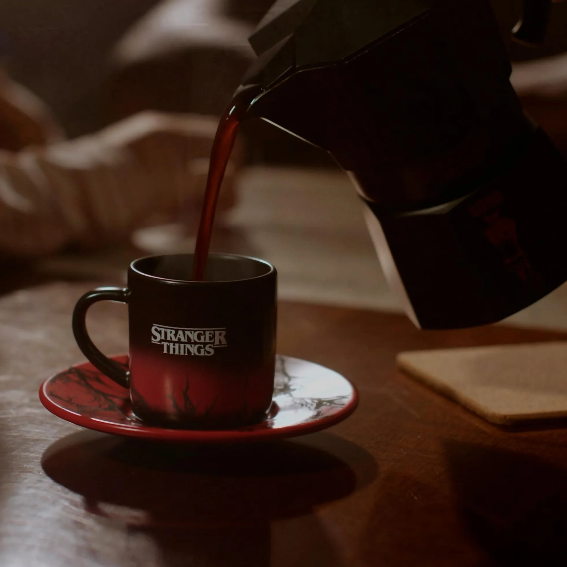 Bialetti Moka Express Stranger Things – Cafetière italienne 3 tasses (130 ml), bouton musical avec recharge USB-C, non compatible induction, noir
