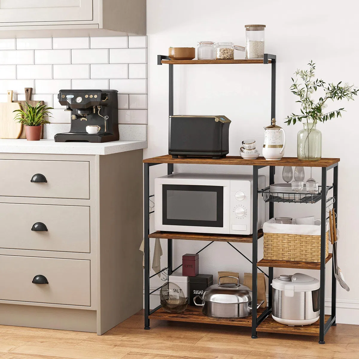 VASAGLE Étagère Cuisine, Support pour Four à Micro-ondes, Rangement Cuisine Gain de Place, avec Panier, 6 Crochets, Étagère à Épices, Casseroles, 40 x 90 x 134 cm, Marron Rustique et Noir KKS35X
