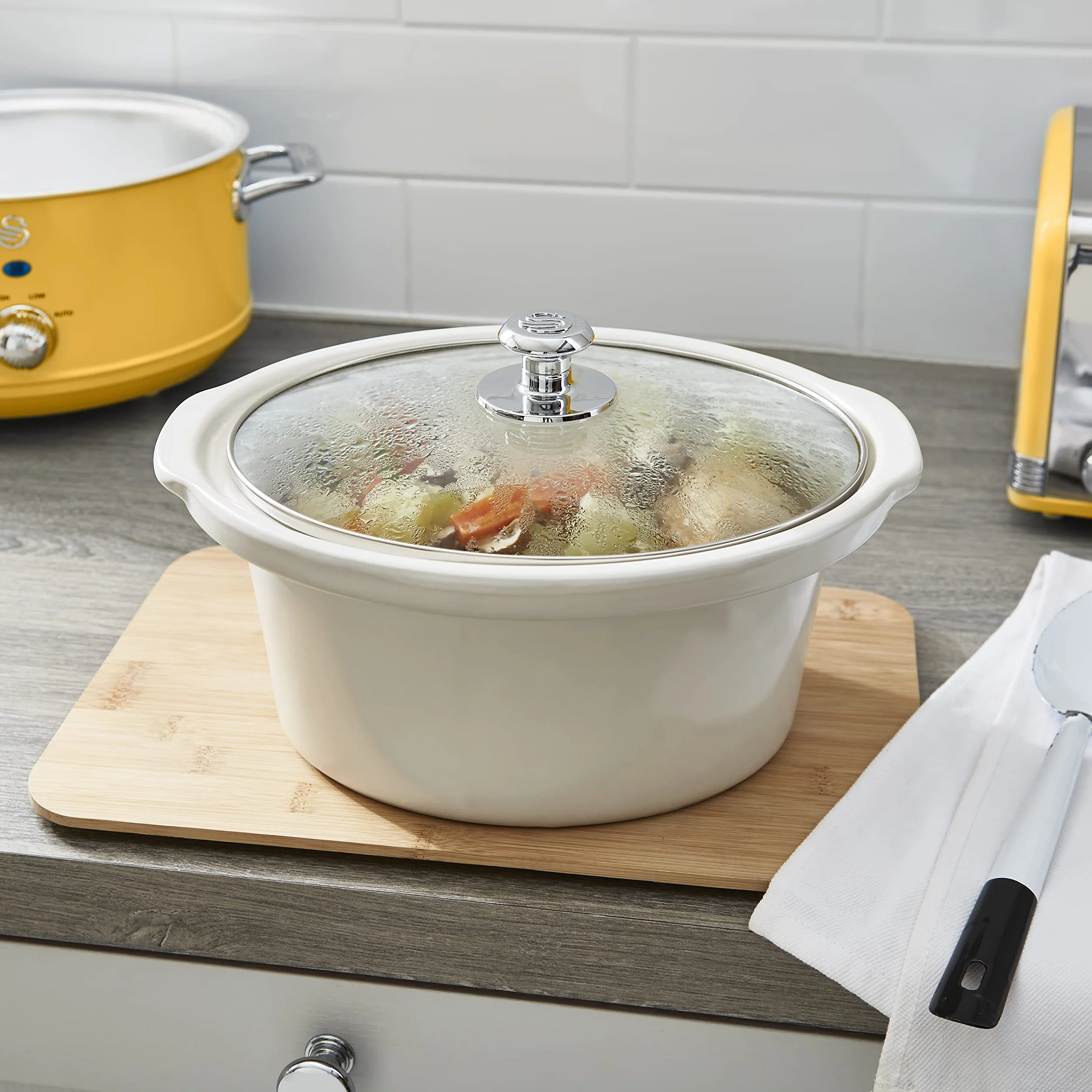 Swan Retro SF17021YELN Mijoteuse, Récipient de Cuisson Amovible de 3,5 Litres, Slow Cooker, Céramique Antiadhésive sans PFOA ni PTFE, 3 Niveaux de Température, Design Vintage, Jaune, 200W