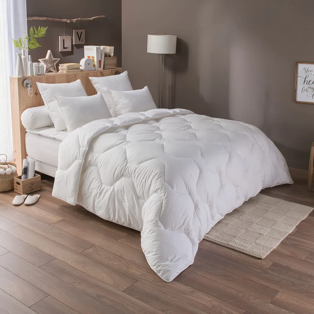 DODO - Couette 4 Saisons Protection Active 220x240 cm - 2 Couettes Incluses - pour Lit 2 Personnes - Anti-Acariens Proneem Végétal - 50% Coton, 50% Polyester - Garnissage Synthétique - Lavable à 40°C