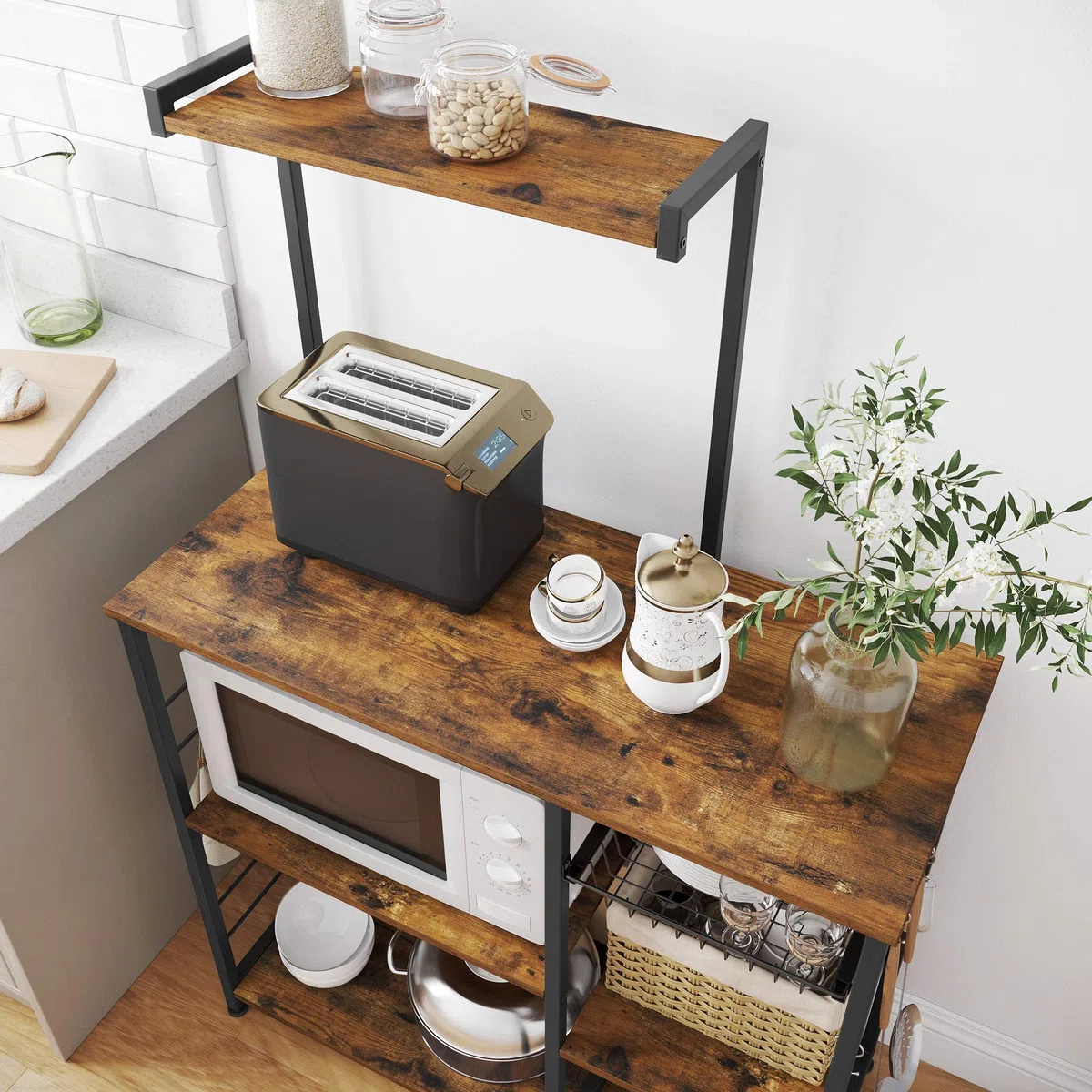 VASAGLE Étagère Cuisine, Support pour Four à Micro-ondes, Rangement Cuisine Gain de Place, avec Panier, 6 Crochets, Étagère à Épices, Casseroles, 40 x 90 x 134 cm, Marron Rustique et Noir KKS35X
